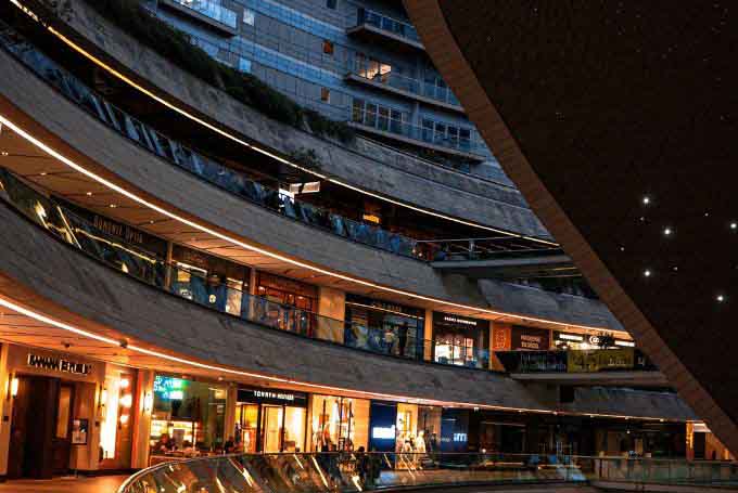 shopping-mall-with-concave-floors-in-istanbul-turkey-family-holidays - Turkey Family Holidays A shopping mall with concave floors in Istanbul, Turkey.