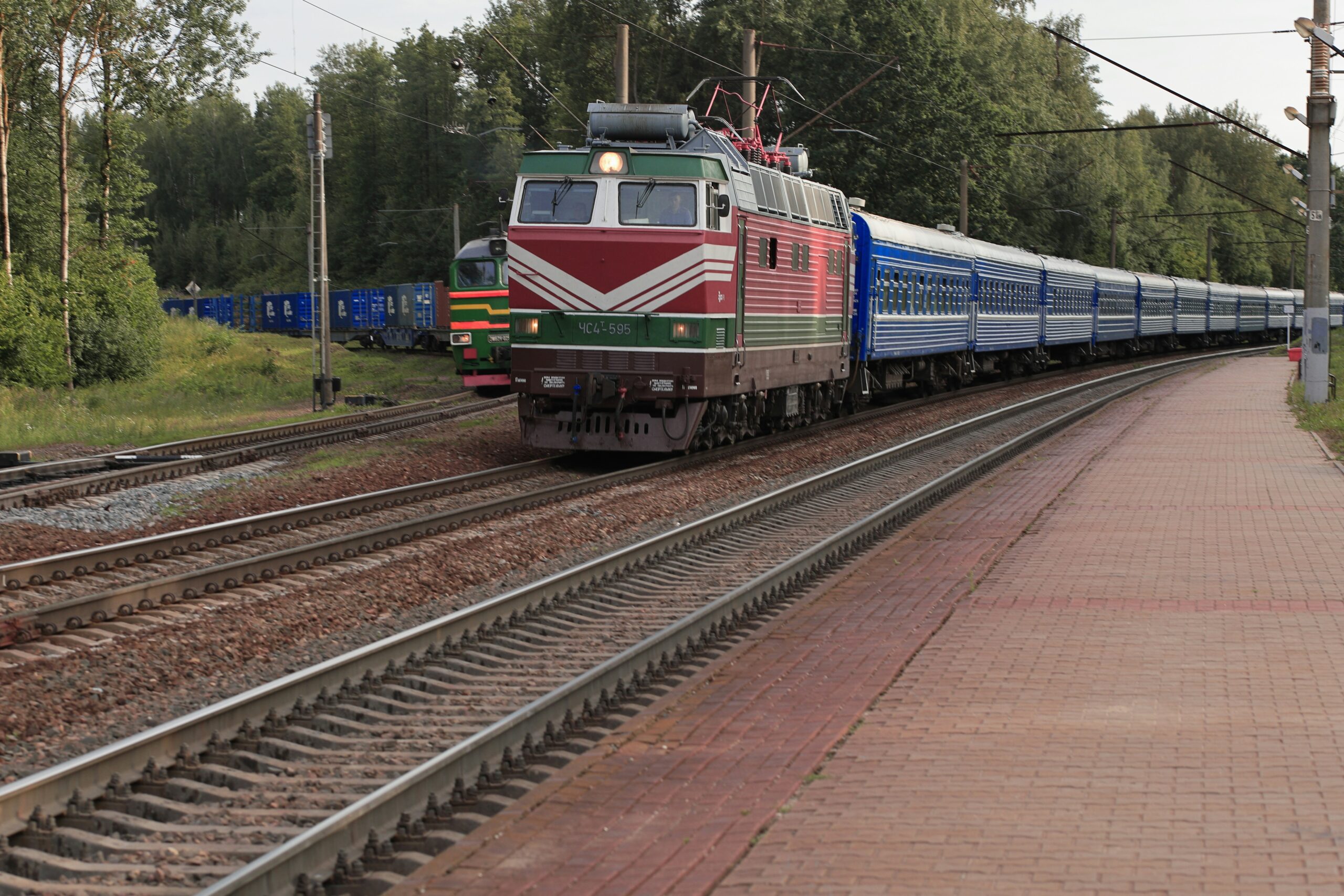 sash-bo-beuDQp9XOp0-unsplash - Turkey Family Holidays Picture of a train on a railway at daytime